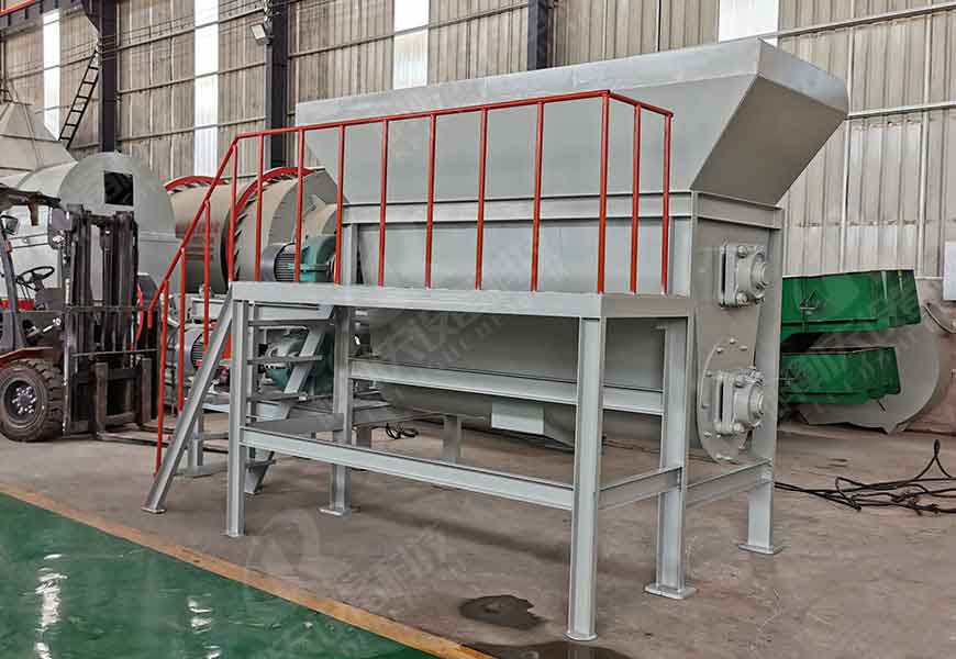 Upper and lower double shaft breaking feeder